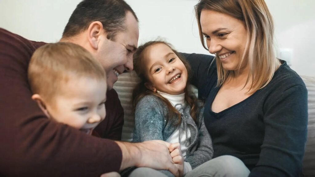 Come Funziona Il Reddito Di Inclusione E Chi Può Richiederlo 2 famiglia felice che riceve supporto finanziario 1