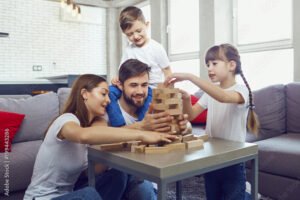 famiglia felice con bambini che giocano insieme
