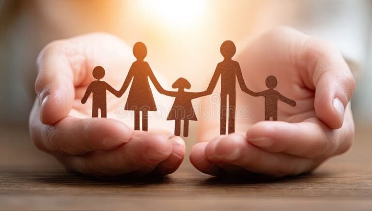 famiglia felice con sussidio sociale in mano