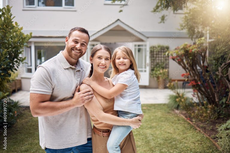 Come Funziona la Sospensione del Mutuo Prima Casa per i Debitori 3 famiglia felice davanti a casa ristrutturata