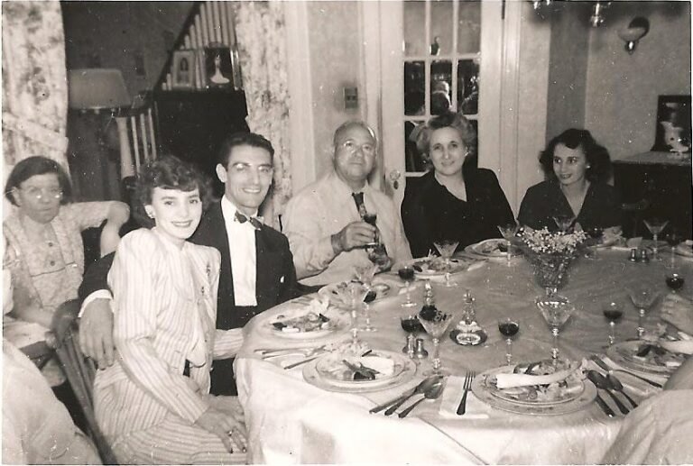 famiglia italiana felice con carezze e sorrisi