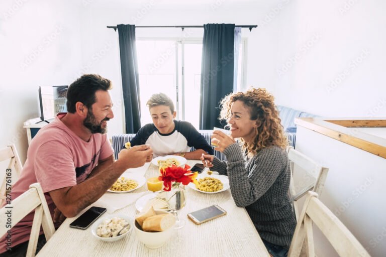 famiglia italiana felice insieme in casa 1