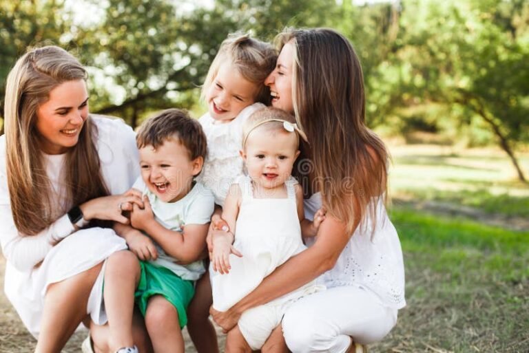 Chi È Il Figlio Di Due Madri Nella Storia E Nella Società Attuale 1 famiglia omogenitoriale con due madri sorridenti