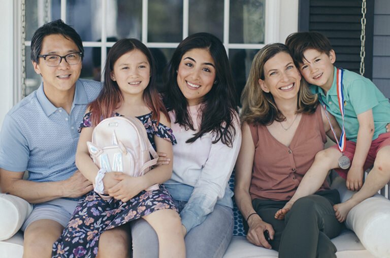 Cos’è un’esperienza Au Pair e come funziona all’estero 10 famiglia ospitante felice con ragazza au pair