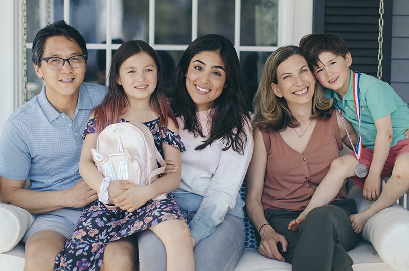 Cos’è un’esperienza Au Pair e come funziona all’estero 2 famiglia ospitante felice con ragazza au pair