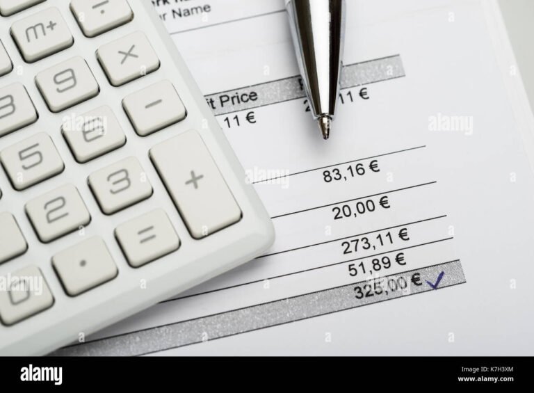 Come Compilare Una Fattura Per Prestazione Occasionale Senza Partita IVA 11 fattura cartacea con penna e calcolatrice