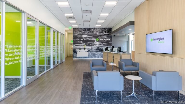 Banca Generali Conviene Davvero O È Meglio Evitarla 19 filiale bancaria moderna con clienti soddisfatti