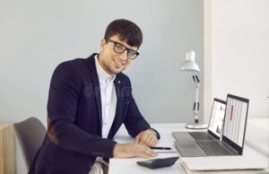 giovane professionista sorridente davanti a una banca