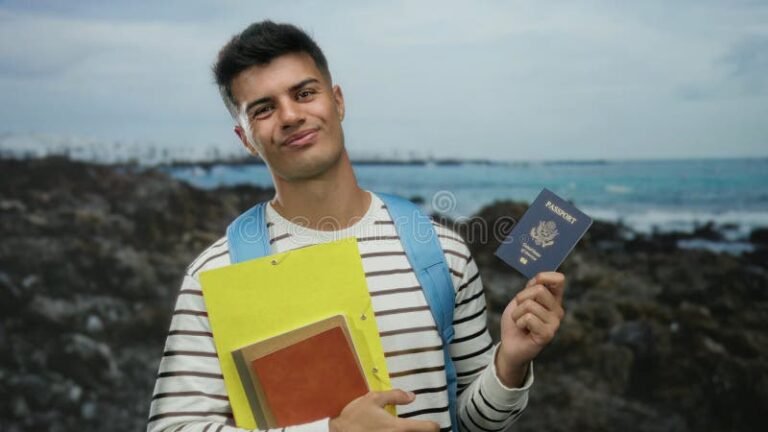 Come Ottenere un Working Holiday Visa per gli Stati Uniti 41 giovane viaggiatore con zaino e passaporto usa