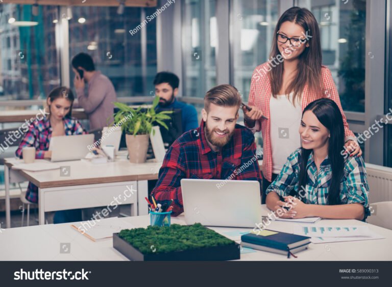 giovani felici che pianificano insieme futuro