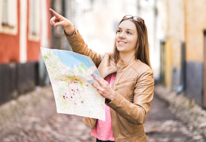 giovani imprenditori sorridenti con mappa italia