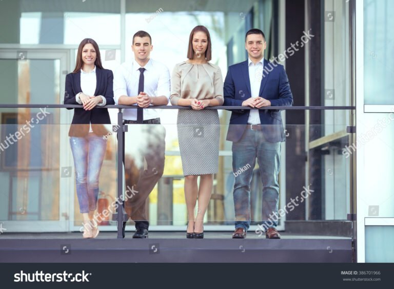 Come Trovare Lavoro in Belgio per Cittadini Italiani 18 giovani professionisti sorridenti davanti a ufficio moderno