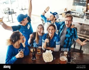 gruppo di persone che festeggiano una vittoria sportiva