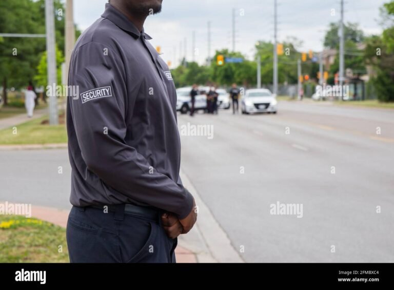 guardia giurata in uniforme con sfondo urbano