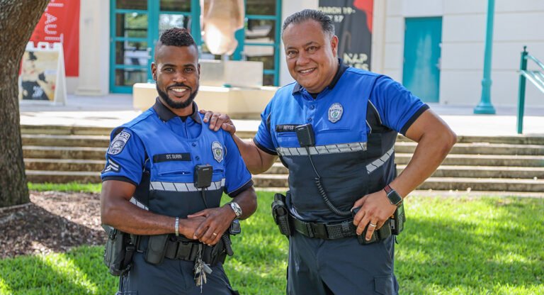 guardia giurata in uniforme davanti a napoli