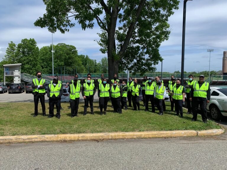 guardie di sicurezza in azione urbana
