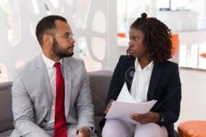 imprenditore che consulta dipendenti in ufficio