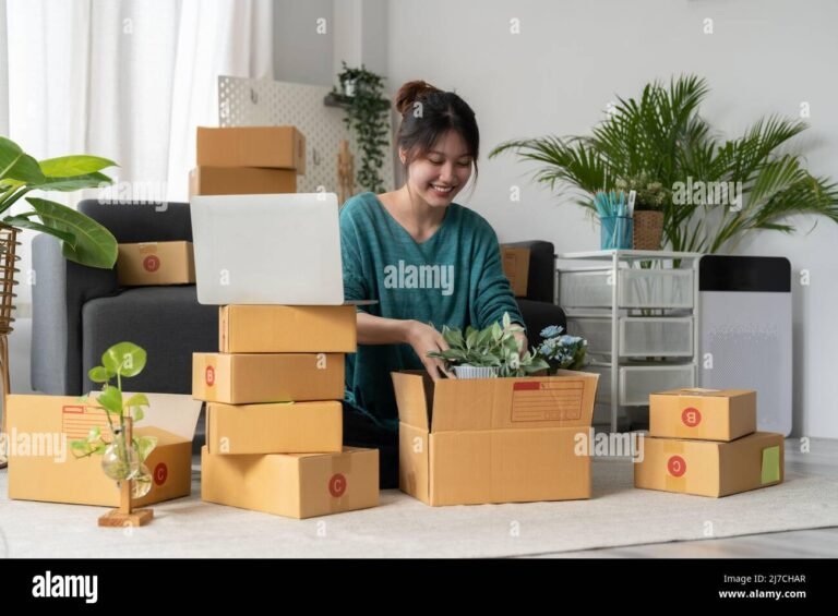 imprenditore felice con scatola di apertura negozio