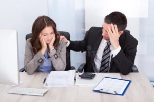 imprenditore preoccupato con documenti finanziari 1