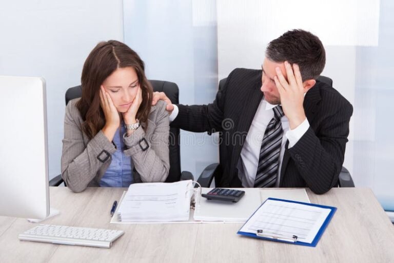 imprenditore preoccupato con documenti finanziari 1