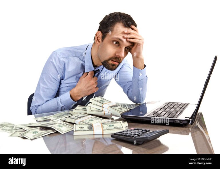 imprenditore preoccupato davanti a documenti finanziari
