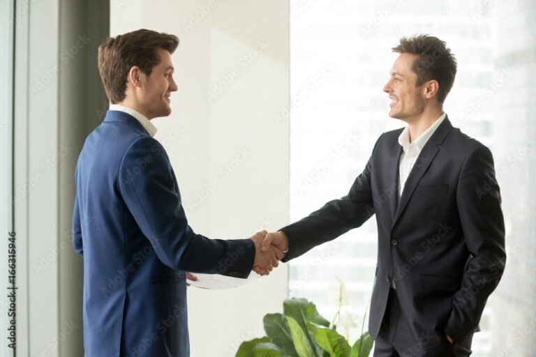 Cos’è la Cessione di Ramo di Azienda e Quali Sono le Regole Principali 35 imprenditori che stringono una stretta di mano