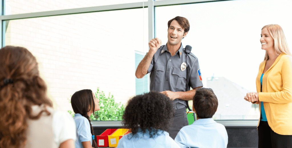 insegnante che spiega sicurezza a studenti