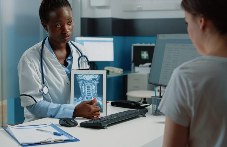 lavoratore che riceve assistenza medica sul lavoro