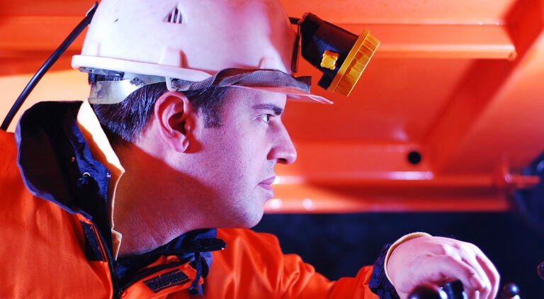 Chi Paga l’Infortunio sul Lavoro Guida ai Responsabili e Indennizzi 32 lavoratore con casco e moduli assicurativi