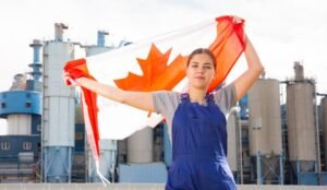lavoratore felice con bandiera canadese