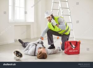 lavoratore infortunato con casco e primo soccorso