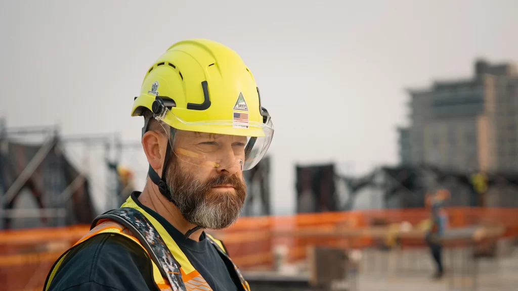 lavoratori in cantiere con caschi e sicurezza