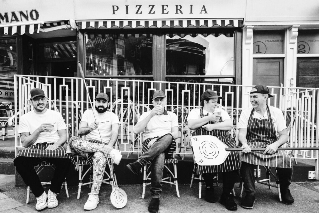 Come Possono Gli Italiani Lavorare a Londra Senza Problemi 2 lavoratori italiani felici davanti a londra