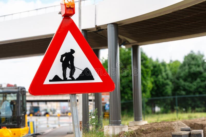 lavoratori stradali con segnali di avviso