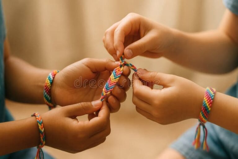 Come Si Può Lavorare Da Casa Confezionando Bigiotteria E Guadagnare 7 mani che creano braccialetti colorati artigianali