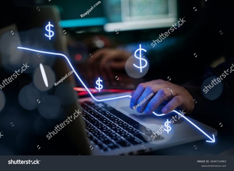 Come Ottenere Finanziamenti Online Senza Avere Una Busta Paga 2 mani che digitano su laptop con simboli soldi digitali