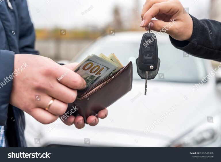 È Consentito Pagare L’Affitto In Contanti Secondo La Legge 12 mani che scambiano banconote e chiavi