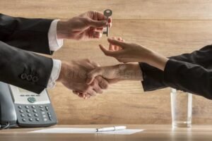 mani che scambiano chiavi dimpresa