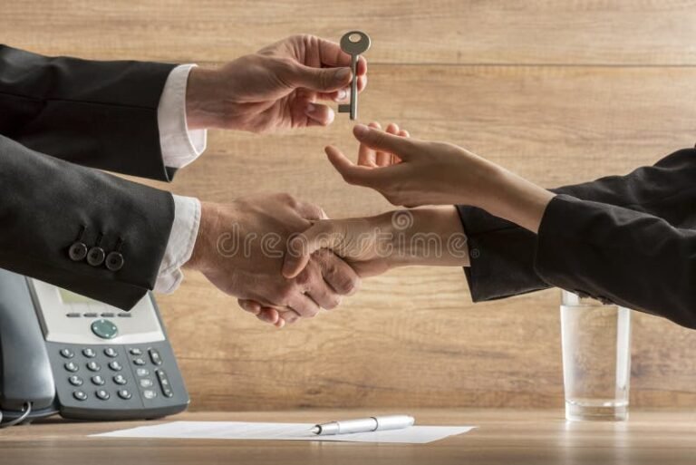 mani che scambiano chiavi dimpresa