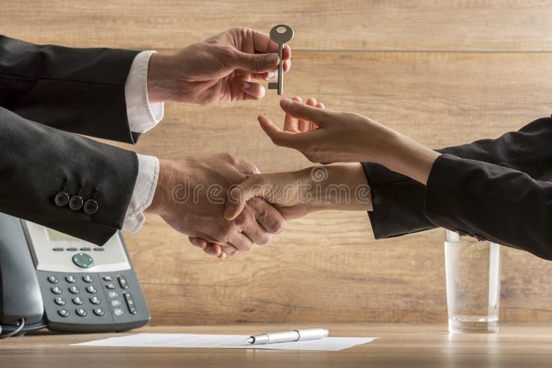 mani che scambiano chiavi dimpresa