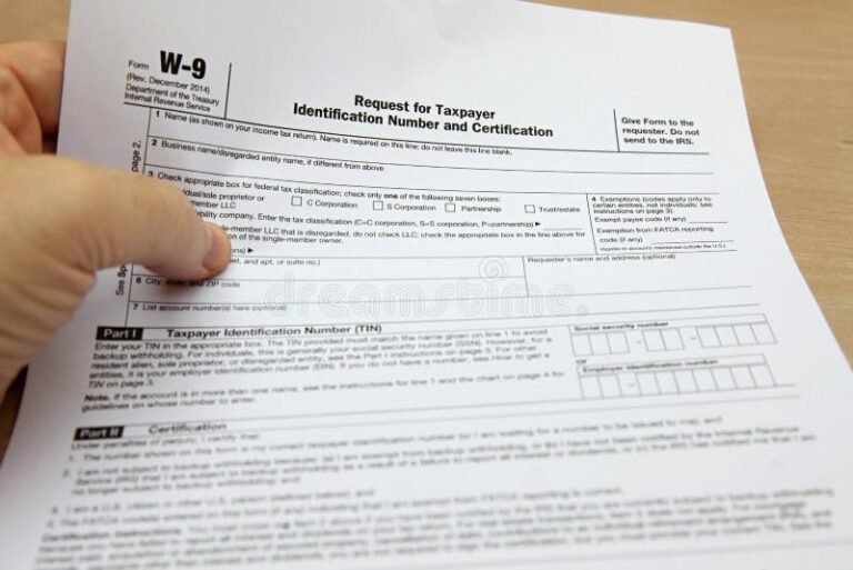 Otto per Mille è Obbligatorio o è Una Scelta Volontaria 20 mani che scelgono una casella su modulo fiscale