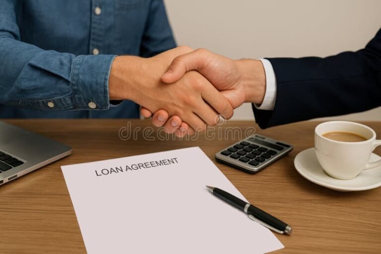 Come Rinegoziare un Mutuo a Tasso Fisso per Risparmiare 17 mani che stringono contratto mutuo e calcolatrice