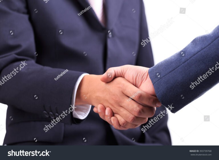 mani che stringono un accordo formale