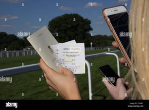 mani che tengono busta paga italiana