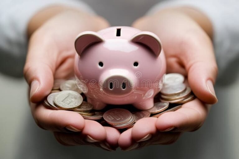 Conviene Investire in BTP Short Term per un Rendimento Sicuro 4 mani che tengono un salvadanaio e monete