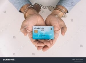 mani con lucchetto su carta didentita bancaria