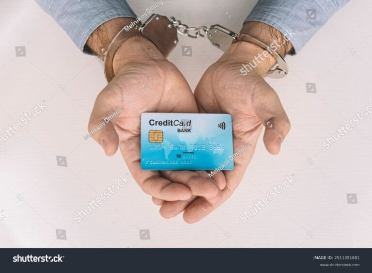 Perché l’Agenzia delle Entrate blocca il conto corrente e come fare 9 mani con lucchetto su carta didentita bancaria