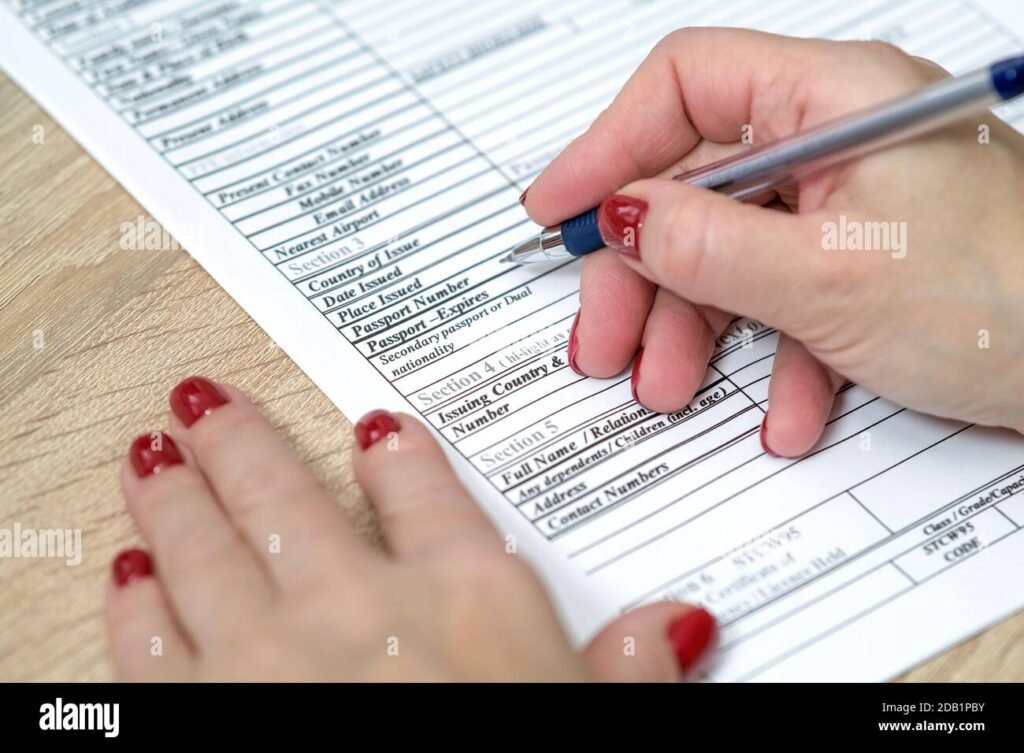 mano che compila un modulo cartaceo