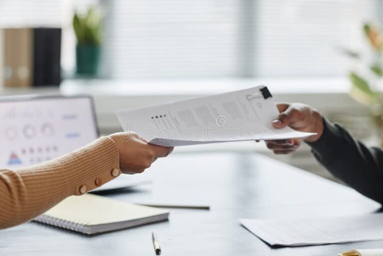 Come inserire la frase "Autorizzo il trattamento dei miei dati personali" nel CV 33 mano che firma un documento con cv accanto