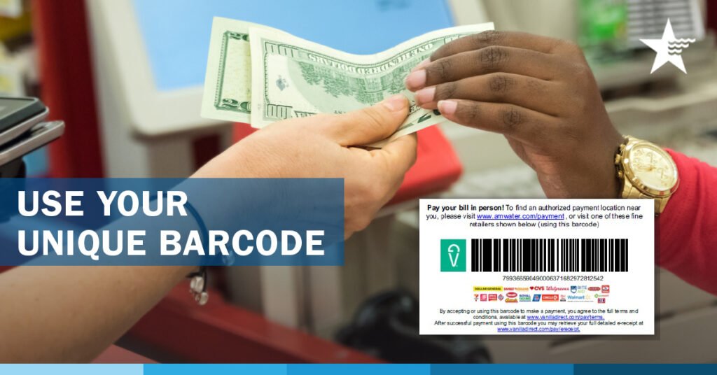 mano che indica una busta paga dettagliata